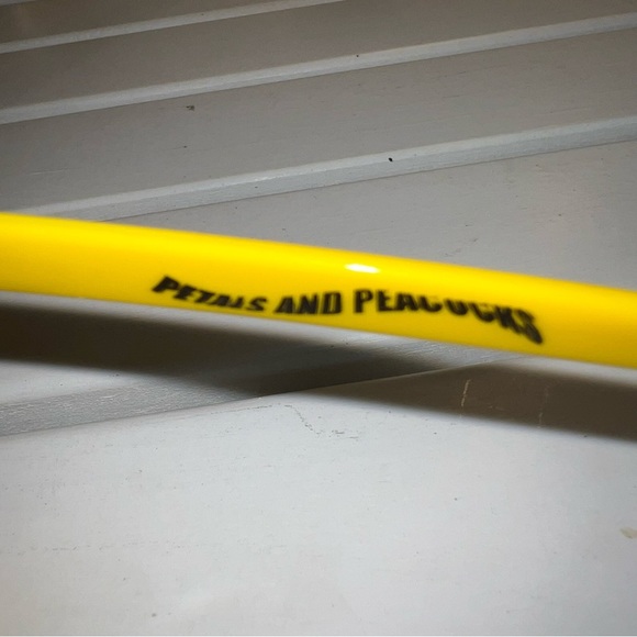 PETALS AND PEACOCKS Meow Meow Cat Eyes Yellow Sunglasses UV 400 Protection Retro - Picture 5 of 6